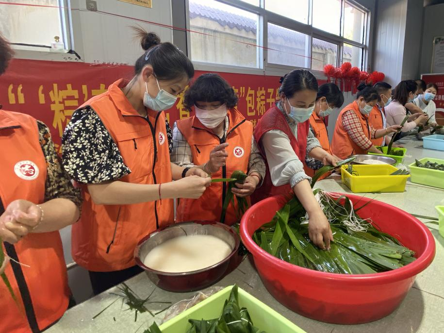 青口供電所黨支部聯(lián)合生產(chǎn)生活服務(wù)中心分會(huì)、黃沙坨社區(qū)，共同舉辦“悠悠艾草香 濃濃端午情”系列活動(dòng)。.png
